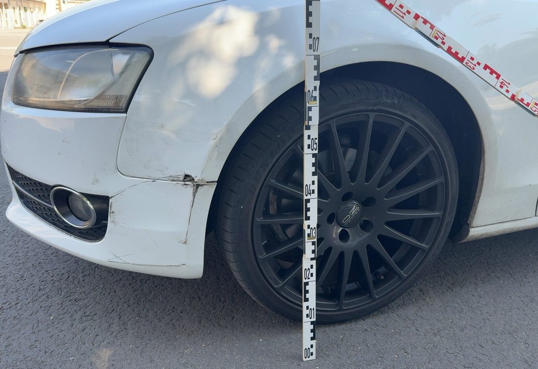 Abgerissener Frontstoßfänger und eingedrückte Seitenwand eines weißen Audi A5, Unfallgutachten Leipzig-Lößnig, 4.677,07 € Schadenhöhe