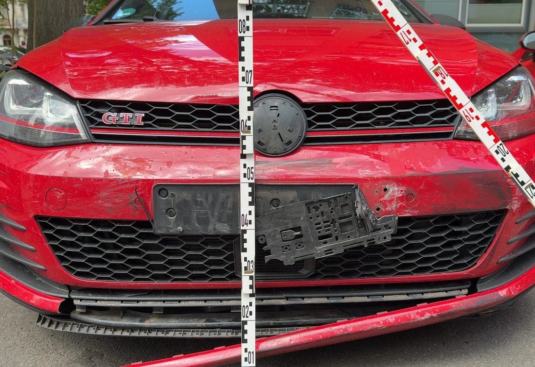 Zerstörte Frontpartie eines roten VW Golf VII GTI mit abgerissenem Stoßfänger, Kfz-Gutachten Leipzig-Markkleeberg, 14.541,65 € Schadenhöhe