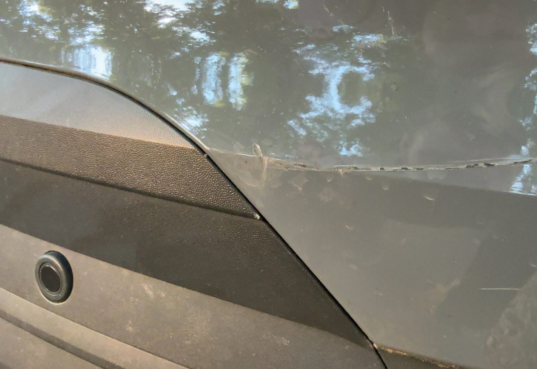Zerkratzter Frontstoßfänger eines VW Transporter T6.1, Kfz-Sachverständiger Leipzig-Kleinzschocher, 3.453,43 € Schadenhöhe