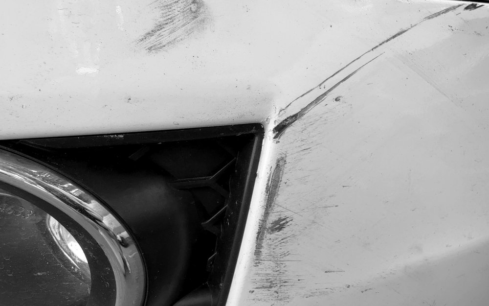 Schadenaufnahme an einem Unfallfahrzeug durch einen Kfz-Sachverständigen in Leipzig