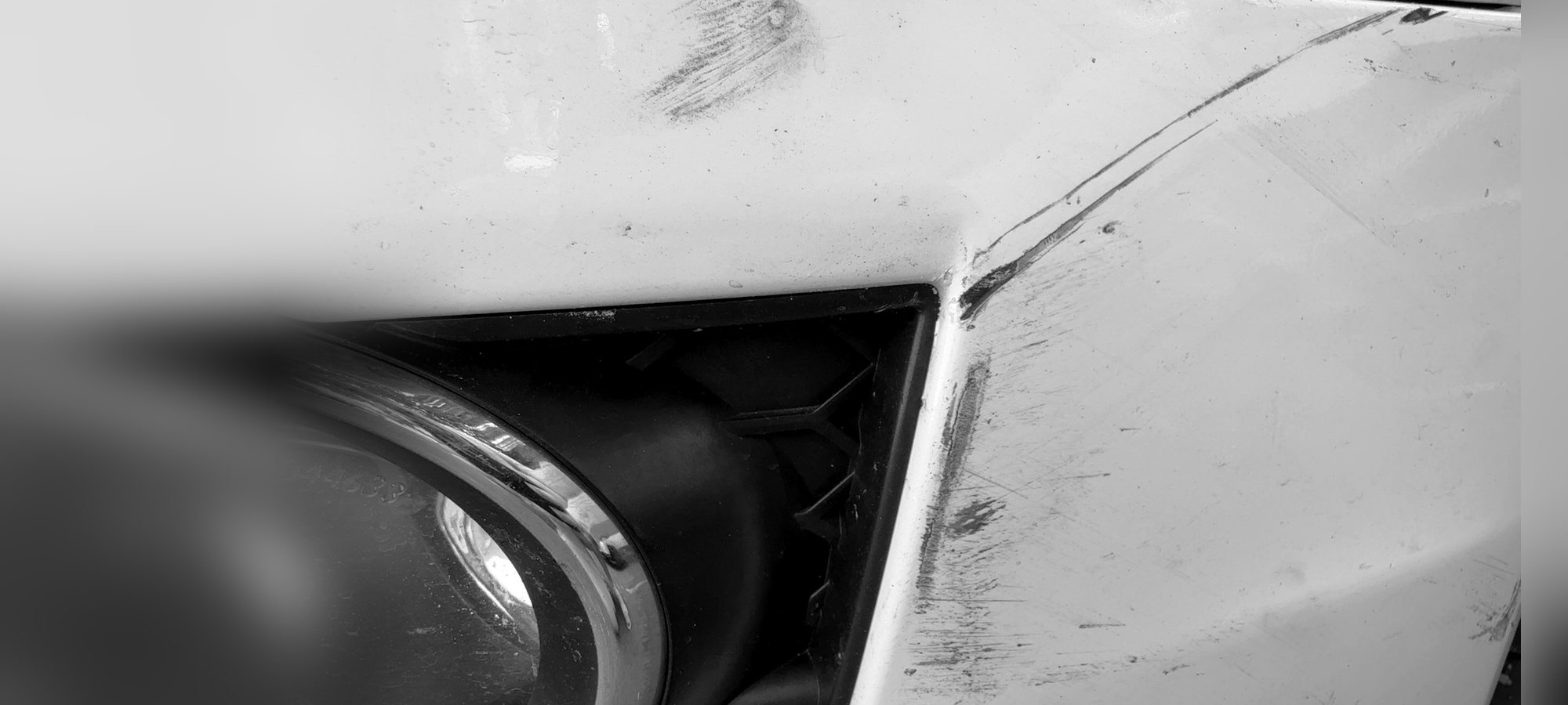 Schadenaufnahme an einem Unfallfahrzeug durch einen Kfz-Sachverständigen in Leipzig