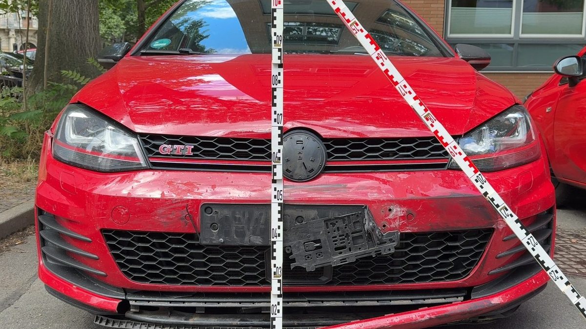 Roter VW Golf GTI mit zerstörter Frontpartie bei der Schadenaufnahme in Leipzig